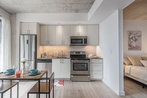 Frigorifero, microonde, forno, piano cottura