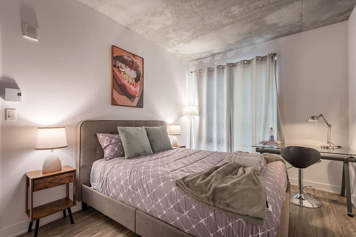 Desk, iron/ironing board, WiFi, bed sheets