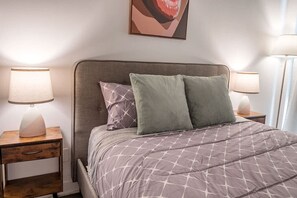 Desk, iron/ironing board, WiFi, bed sheets - Modern 1BR in Old Montreal + Lounge Access (Montreal)