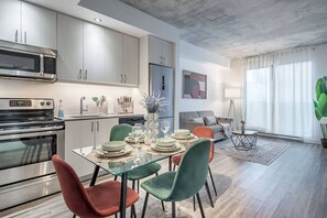 Fridge, microwave, oven, stovetop - Modern 1BR in Old Montreal + Lounge Access (Montreal)