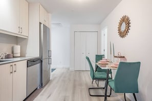 Kühlschrank, Ofen, Herdplatte, Geschirrspüler