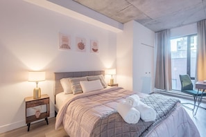 Desk, iron/ironing board, WiFi, bed sheets - Central -Parking- 100 walkscore (Montreal)