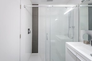 Hair dryer - Stylish 1BR Industrial Loft Steps - Old Montreal (Montreal)