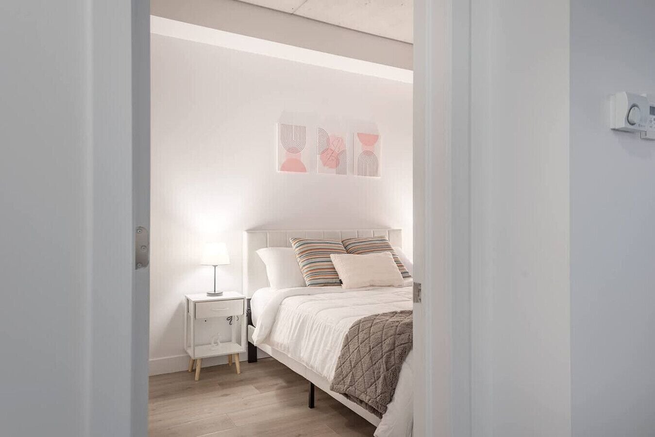 Escritorio, tabla de planchar con plancha, wifi y ropa de cama 