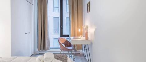 Escritorio, tabla de planchar con plancha, wifi y ropa de cama