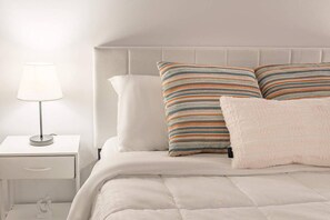 Desk, iron/ironing board, WiFi, bed sheets - Stylish 1BR Industrial Loft Steps - Old Montreal (Montreal)