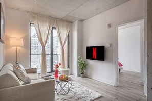 TV - Square Victoria - Sleeps 6 - Indoor Parking (Montreal)