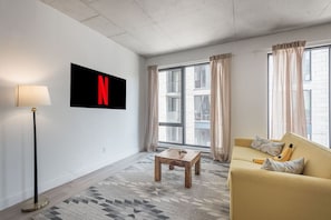 TV - Chic 2BR • Balcony • Old Port & Downtown + Parking (Montreal)