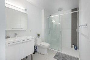 Hair dryer - Chic 2BR • Balcony • Old Port & Downtown + Parking (Montreal)
