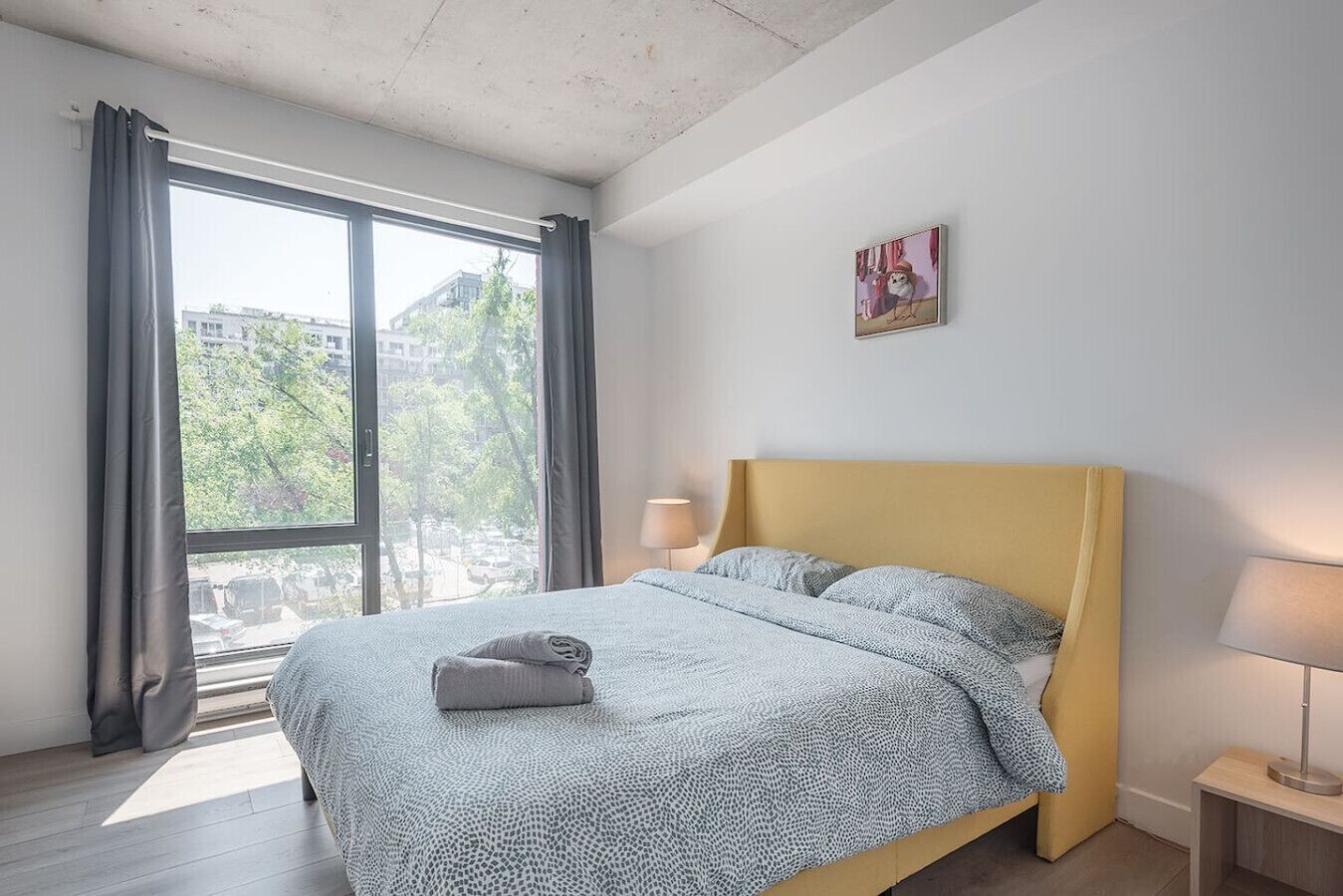 Desk, iron/ironing board, WiFi, bed sheets