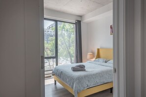 Desk, iron/ironing board, WiFi, bed sheets - Chic 2BR • Balcony • Old Port & Downtown + Parking (Montreal)