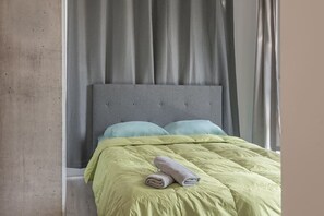 Desk, iron/ironing board, WiFi, bed sheets - Chic 2BR • Balcony • Old Port & Downtown + Parking (Montreal)