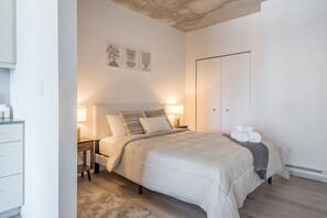 Escritorio, tabla de planchar con plancha, wifi y ropa de cama