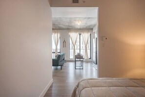 Desk, iron/ironing board, WiFi, bed sheets - Modern 1BR in Old Montreal + Lounge Access (Montréal)
