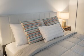 Escritorio, tabla de planchar con plancha, wifi y ropa de cama