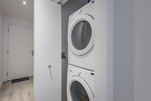 Interior - Modern 1BR in Old Montreal + Lounge Access (Montréal)