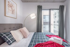 Desk, WiFi - 2 Queen Beds- Panoramic View (Montreal)