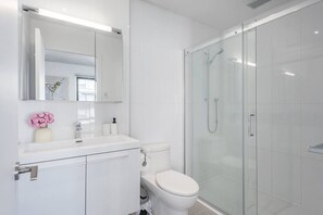 Bathroom - 2 Queen Beds- Panoramic View (Montreal)
