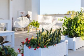 Terrace/patio - Room 'Casa Litarà, Suite Griddha' with Shared Pool, Wi-Fi and Air Conditioning (Cutrofiano)