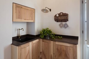 Interior - Room 'Casa Litarà, Suite Griddha' with Shared Pool, Wi-Fi and Air Conditioning (Cutrofiano)