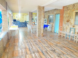 Habitación básica, microondas, vistas a la piscina | Restauración