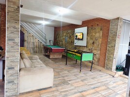 Quarto básico, micro-ondas, vista para a piscina | Sala de jogos