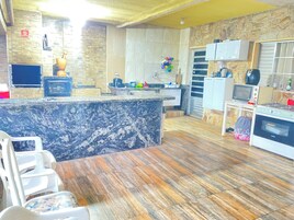 Quarto básico, micro-ondas, vista para a piscina | Cozinha privada