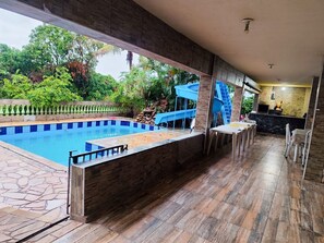 Chambre, four à micro-ondes, vue piscine | Piscine