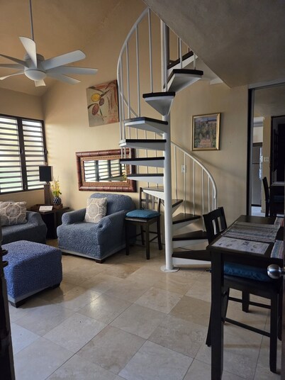 Terrific 2-bedroom beachhouse apartment with AC in vibrant Ocean Park, San Juan