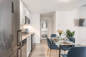 Fridge, oven, stovetop, dishwasher - Square Vic | 2 Queens + Balcony Retreat (Montreal)