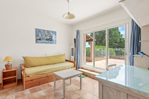 TV - La Maison de Valérie: Charming Provençal House Near the Beach for 6 Guests (La Croix-Valmer)