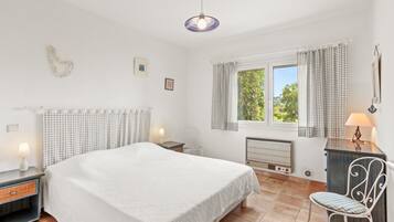 3 bedrooms, iron/ironing board, WiFi