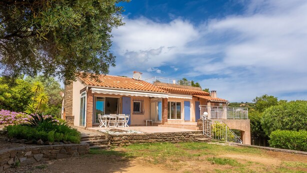 A house with a stone foundation, a tiled roof, and a balcony. - La Maison de Valérie: Charming Provençal House Near the Beach for 6 Guests (La Croix-Valmer)