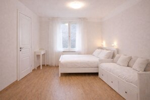 4 bedrooms, WiFi - Morning in Prague – Cozy Entire Home for 15, 1 min to Tram, 4 Rooms & 2 Kitchens (Praha2)