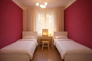 4 bedrooms, WiFi - Morning in Prague – Cozy Entire Home for 15, 1 min to Tram, 4 Rooms & 2 Kitchens (Praha2)