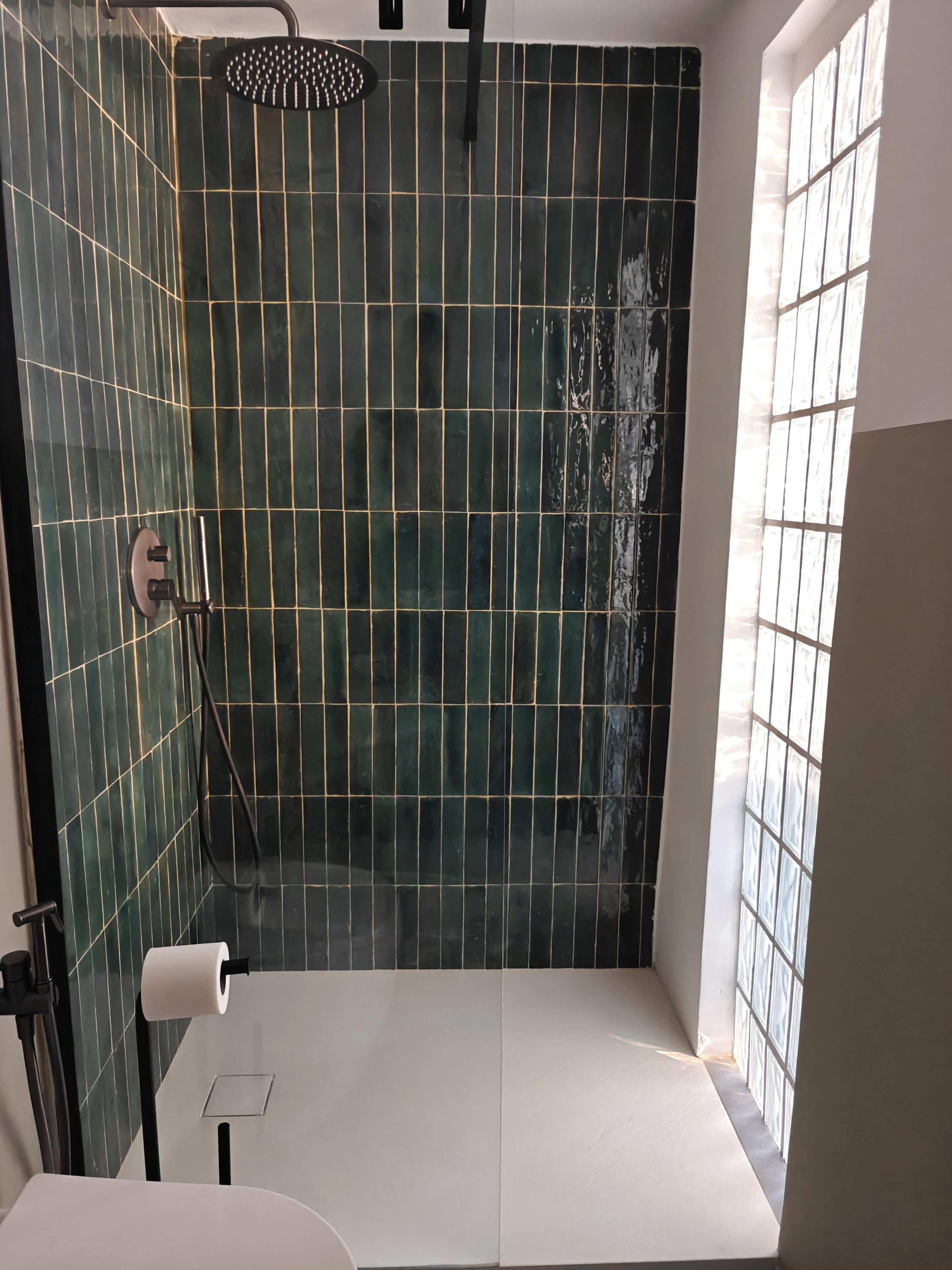 Appartamento Exclusive, vista città | Bagno | Set di cortesia gratuito, asciugamani, sapone, shampoo