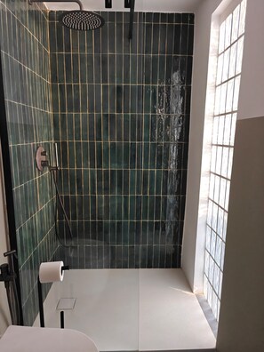 Appartement Exclusif, vue ville | Salle de bain | Articles de toilette gratuits, serviettes fournies, savon, shampoing