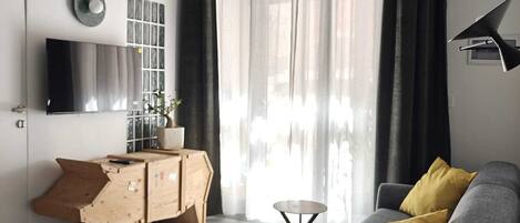Exclusive Apartment, City View | Living area