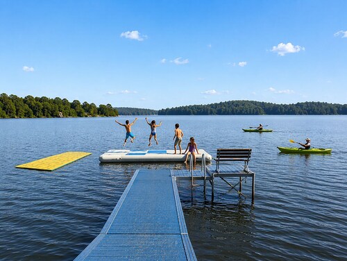 The Lakeside Lookout - Lakefront 4BR Cabin - Dock, Kayaks, Swim Raft + Game Shed