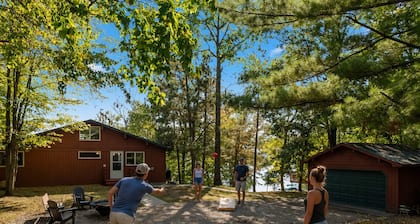 The Lakeside Lookout - Lakefront 4BR Cabin - Dock, Kayaks, Swim Raft + Game Shed
