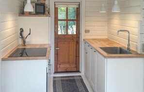 Refrigerador, microondas, lavavajillas y utensilios de cocina 