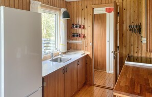 Frigorífico, microondas, placa de cocina y cafetera o tetera
