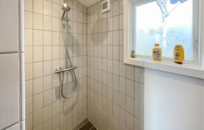 Shower - Lovely home in Kalundborg with house sea view (Kalundborg)