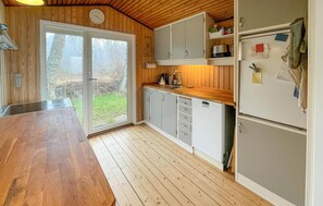 Fridge, oven, stovetop, dishwasher - Lovely home in Kalundborg with house sea view (Kalundborg)