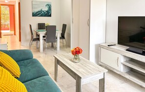 Smart TV - Nice apartment in Benalmádena with swimming pool (Benalmádena)