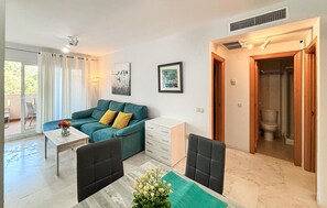 Smart TV - Nice apartment in Benalmádena with swimming pool (Benalmádena)