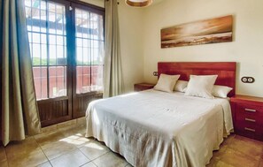 6 bedrooms, travel cot, free WiFi - Cozy home in Chiclana de la FRONTER (Chiclana de la FRONTER)