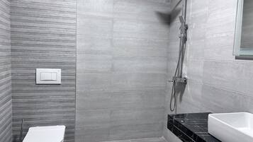 Basic Double Room, Balcony, Garden View | Bathroom