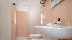 A bathroom with a shower, toilet, and sink. - Vacation House - A Ridosso dei Sassi (Matera)