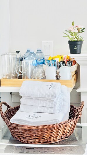 Miscellaneous - Cartier Belle Vie | Chic Garden 1BR Near YVR & DT (Vancouver)